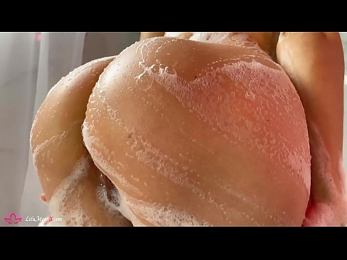 ❤️ Brunetka masturbuje kundičku s vibrátorom až do intenzívneho orgazmu v sprche Kvalitné porno na sk.mass-pr.ru