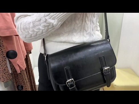 ❤️ Verejná masturbácia mladej sučky FeralBerry s robertkom v skúšobnej miestnosti Kvalitné porno na sk.mass-pr.ru